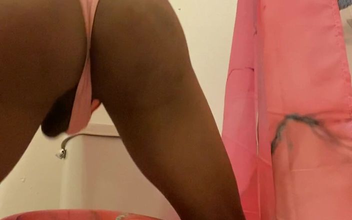Kimora Creams: हॉट ट्रांस गर्ल गुलाबी थोंग में अपनी गांड हिलाती है
