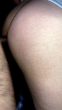 Anal duro para uma estudante com uma saia e sem calcinha. Me fode com força !!