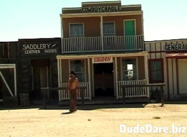 DudeDare: Chico de campo cachondo masturbándose apasionadamente en un salón de...