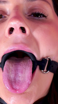 La miLF tina con l'anello gag - masturbazione bDSM