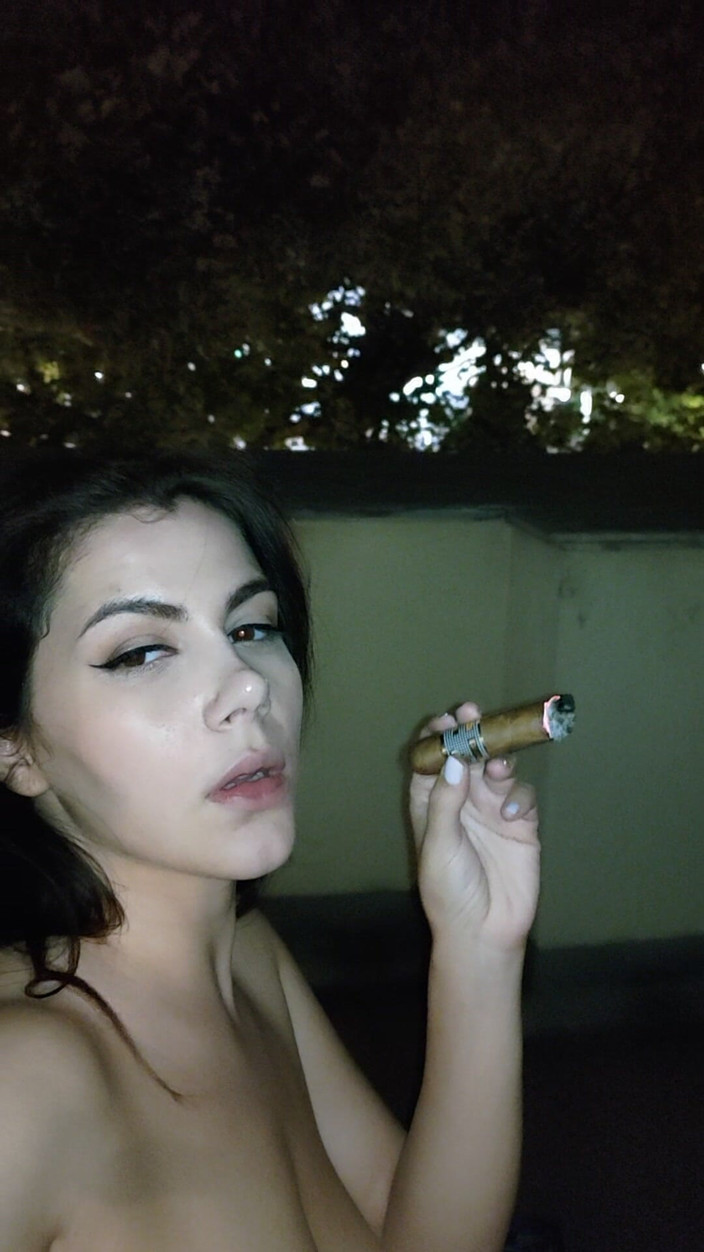 Valentina Nappi: Hút thuốc xì gà khỏa thân bên ngoài vào ban đêm