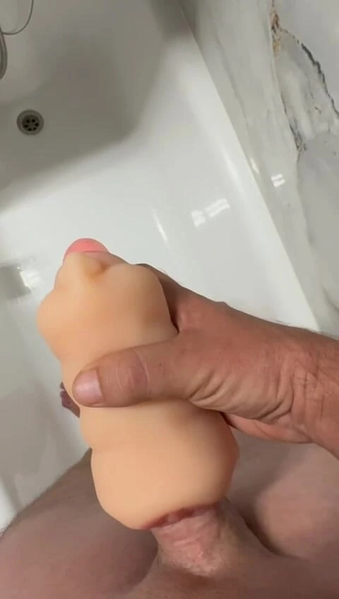 InnocentHub753: シャワーで大人のおもちゃをクソ