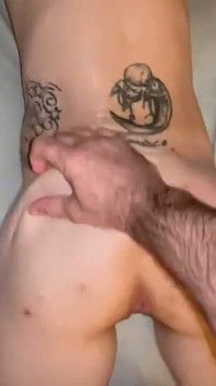 Ich habe dieser nutte eine schwanzmassage gegeben