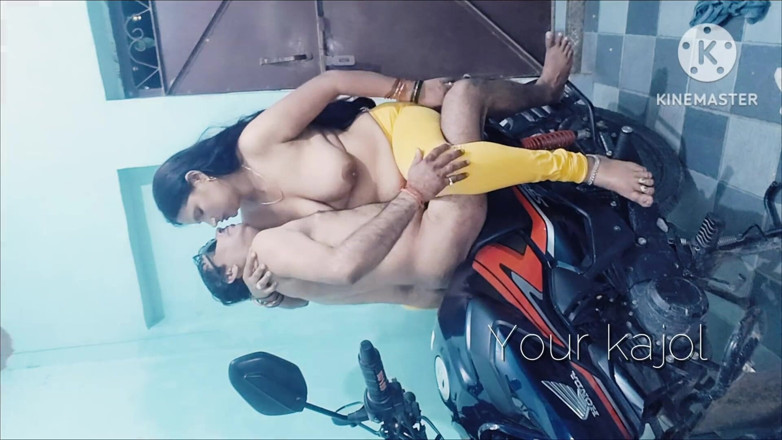 Lustykajolbhabhi: Bhabhi má sexy nevlastní matku ošukanou na kole
