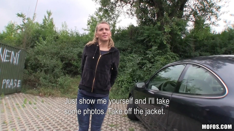Public Pickups: Openbare ophaaldiensten - Tsjechische blondine berijdt grote pik in de autopartij