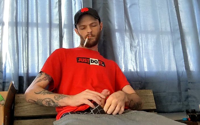 Codi Bonez: Ngocok kontol besarku di jam istirahat merokok