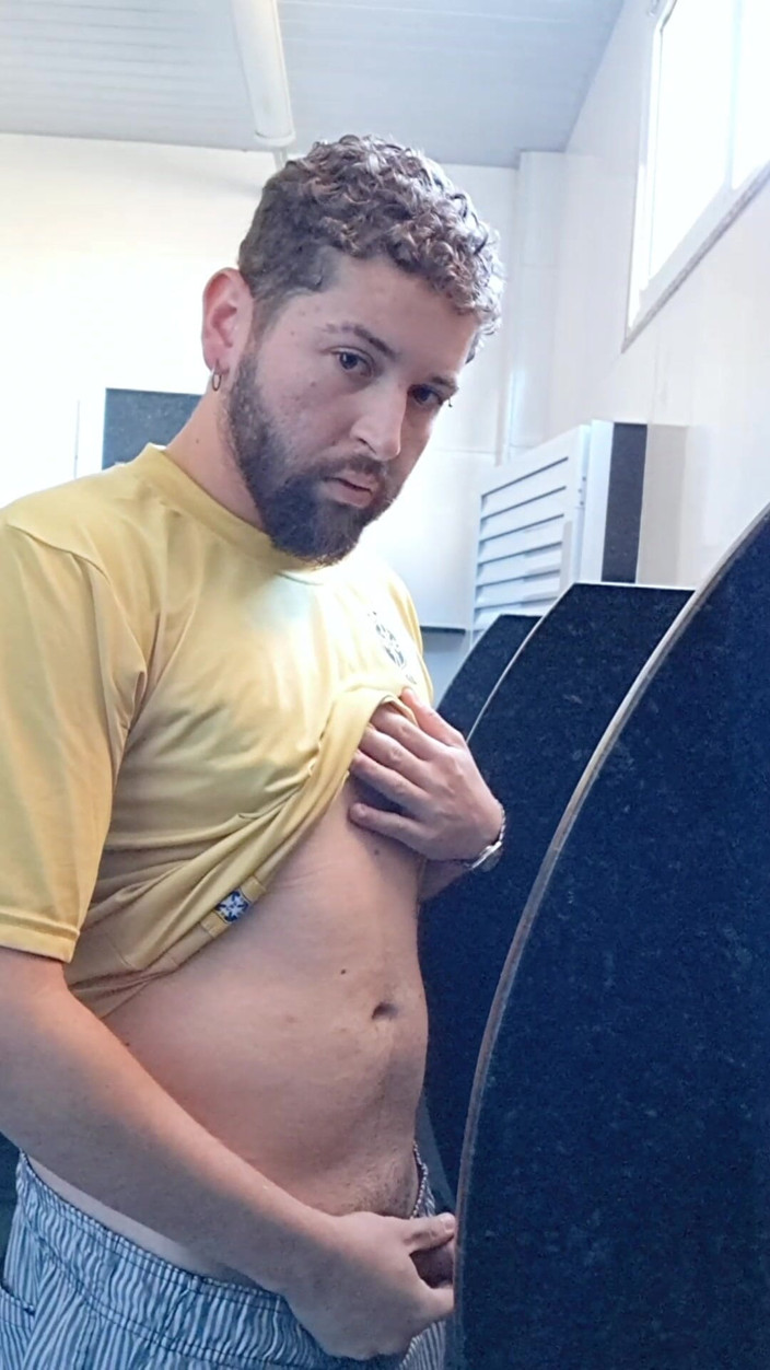 Marcosninfo: J’étais seul dans la salle de bain du magasin et...