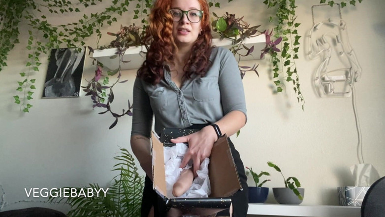 Veggiebabyy: เจ้านาย Futa ให้กูดูดควยเธอในกล่อง