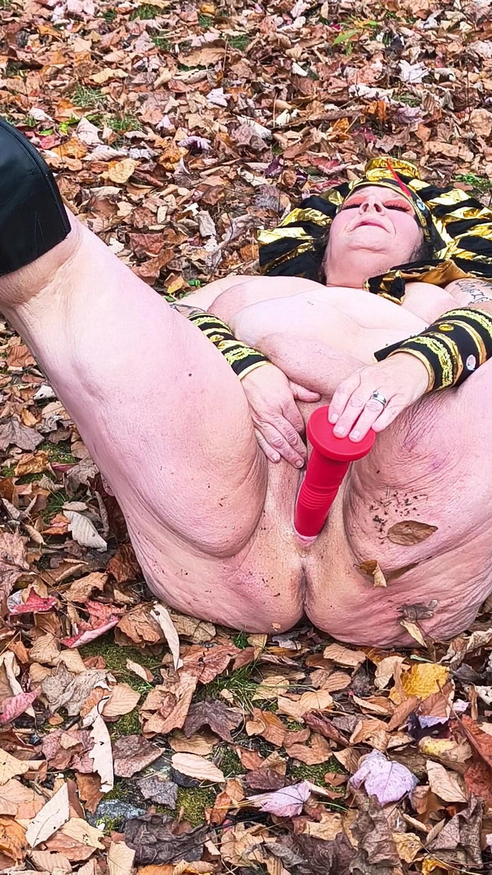 HerculesnVENUS: Fora fodendo o dedo nas folhas ela está estancando