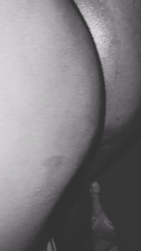 Styvsvägerskan ringer och ligger med ung styvbror som i hemlighet tittar på badrummet XXX badrumssex