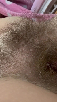 La sua figa è così pelosa che sembra irreale