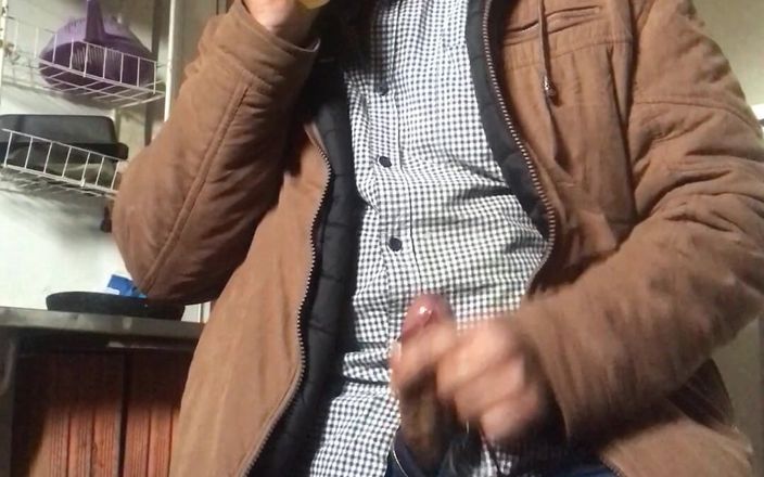 i7Bernard: Mengendus celana dalam bekas.