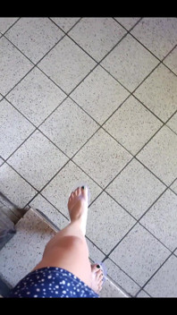 Jdem dolů po schodech do mého jasného želé Flipflops