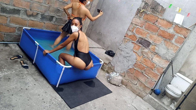 NEGRITA SEXY: Můj soused je v bazénu na sobě velmi lákavé a...