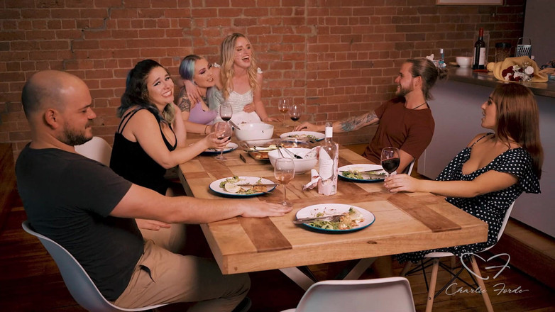 CharlieForde: Dine की विशेषता चार्ली फोर्ड, नोवा हॉथोर्न, वुडी एलिक्स, वायलेट डिवाइन, लियो वर्जसन, ट्रिक्सी मुनरो