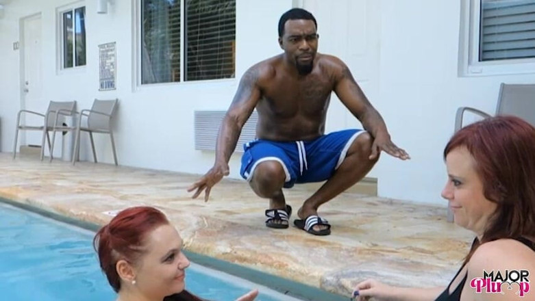 Major Plump: Rome Major pega duas rabudas gordas na piscina