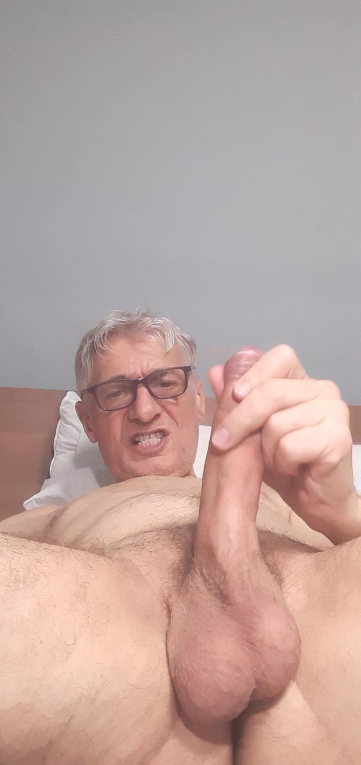 Big uncut hard cock: Соло мастурбація великого члена і крайньої плоті Цей член дійсно дуже великий з цими кульками, повними сперми.