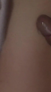 Ahegao brunetka vyprstěná k třesoucímu se orgasmu, blaženosti