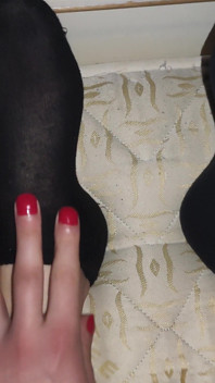Crossdresser Twink are fetiș să-i maseze picioarele tatălui