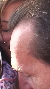 Lelaki tua mengongkek awek muda di luar di Prague