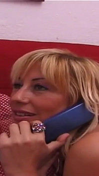 La scène excitante avec une MILF sexy