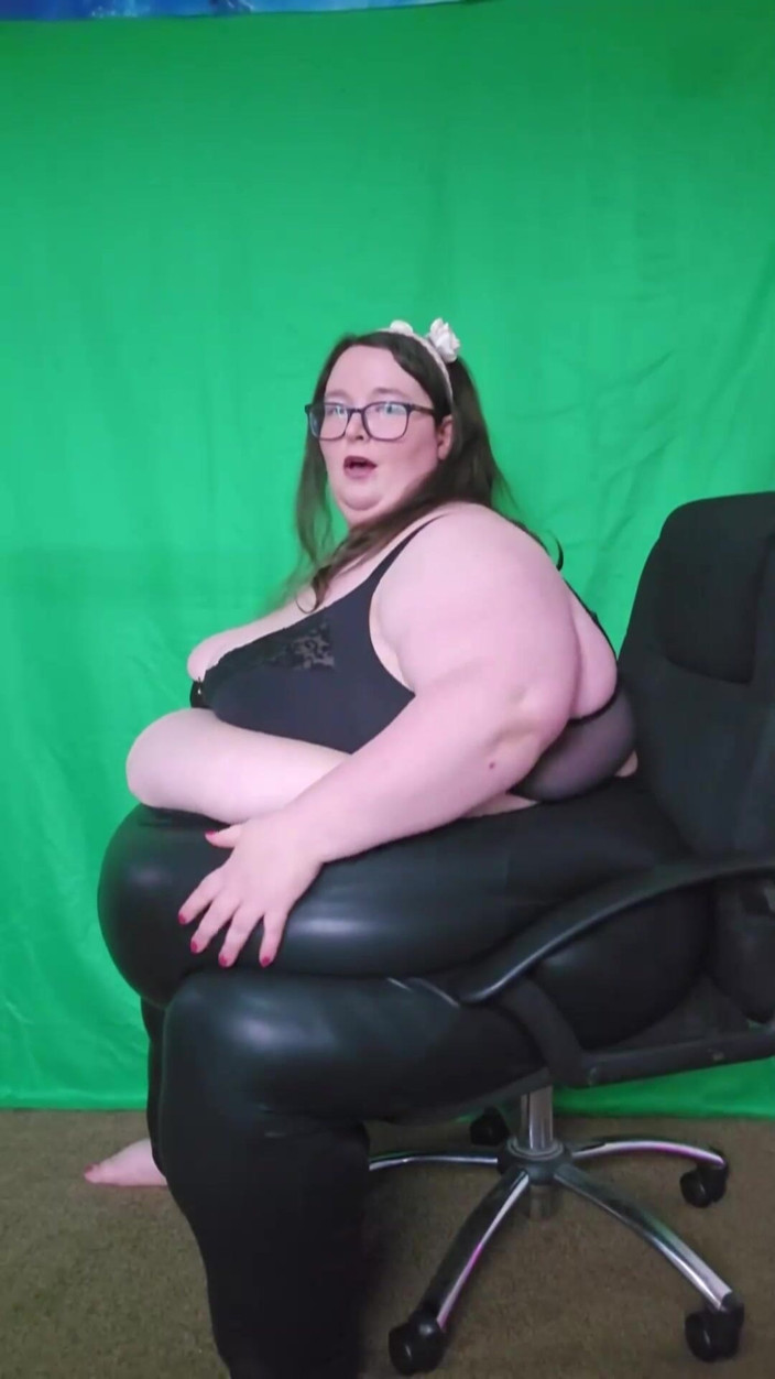 SSBBWLadyBrads: Cewek super semok dengan celana kulit ketat ini dipahami sama...