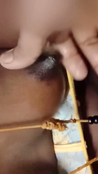 Desi vrouw zwarte koningin Renu bdsm tepel pull & harde tieten knijpen door bestie Githane! Indianhotwifex