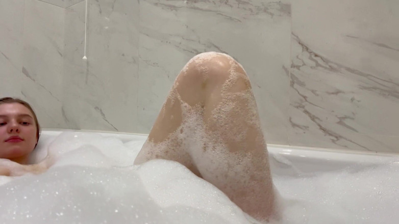 JuiceLussie: Сквиртую и мастурбирую в ванной с большим количеством круглой ванной
