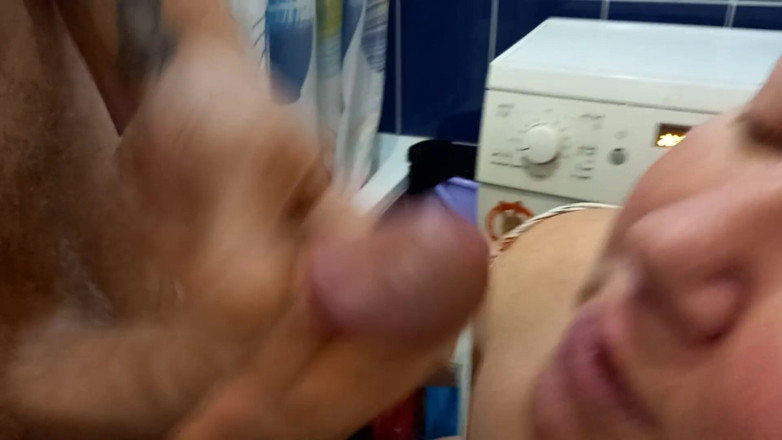 Zona901: lutscht schwanz und bekommt eine portion sperma in den mund