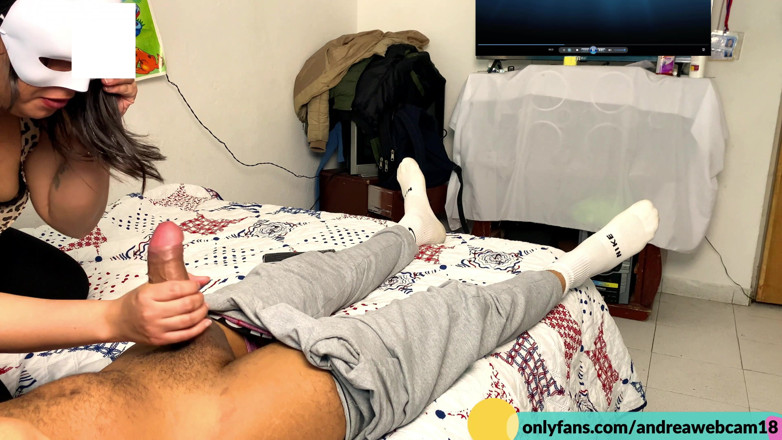 OnlyCasting: O femeie căsătorită infidelă îmi atinge prietenul în timp ce urmărim cu...