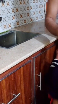 Suami India berkongkek dengan isterinya di dapur