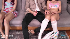 HelplessTeens: “继父！我们是你的继女！ - 继姐妹在电影之夜被继父勾引和抚摸