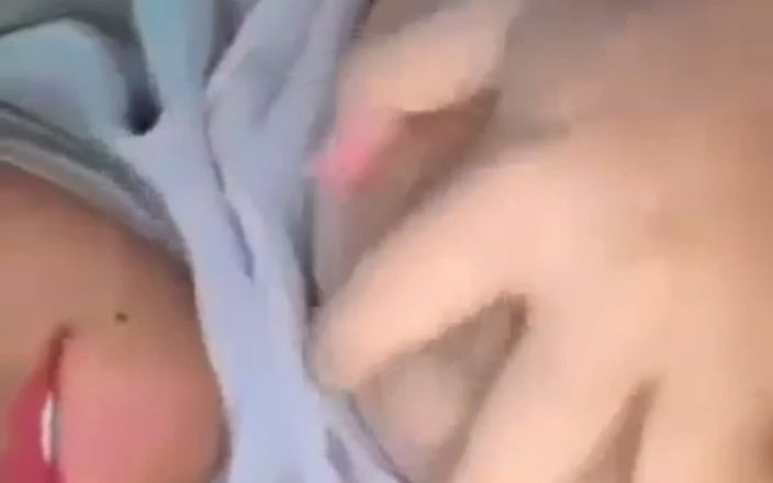 Jilbab69: Hijab con tette grande naturale plug nella sua figa