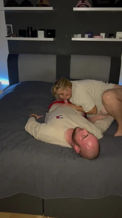 Boquete Para Gozada Buceta Dedilhado Clitóris Esfregando Profundamente Na Boca Orgasmos Múltiplos Loira Casal Com Tesão Beijando Boquete Molhado De Verdade