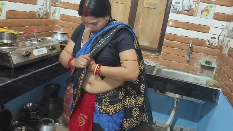 Sona bhabhi: 热辣的印度熟女女仆妻子正在勾引和操逼，德西性爱视频