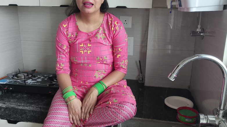 Saarabhabhi6: Caliente xxx madrastra hablando en la cocina