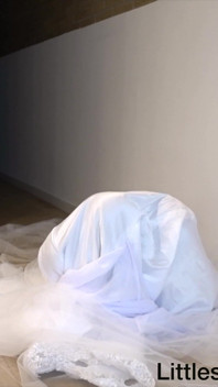 Une mariée vampire squirte en gros plan