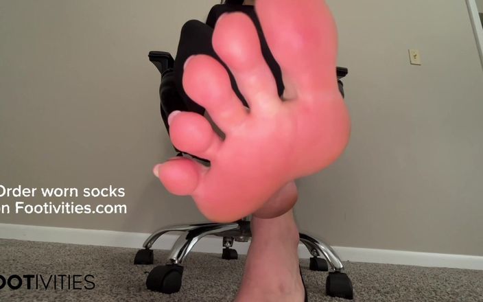 footivities: Ivys, pieds en chaussettes et pieds nus, POV