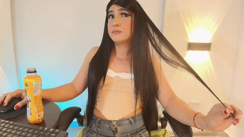 Aline Costa: Piękna trans z lalkową twarzą