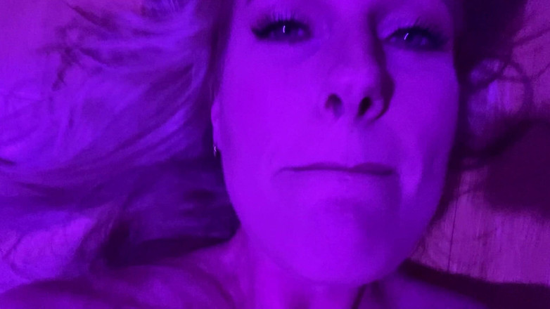 Sarah Passions: Mirándome a los ojos mientras me corro por ti