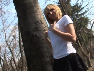 Xtime Network: Masturbation d'une grosse bite dans le parc
