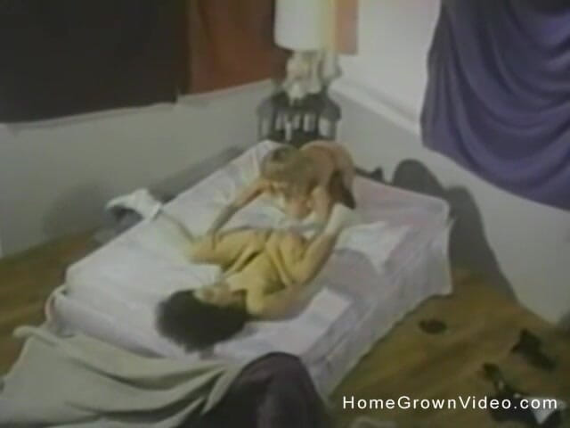 Homegrown Video: Bionda e bruna giocano il volo poi scopano