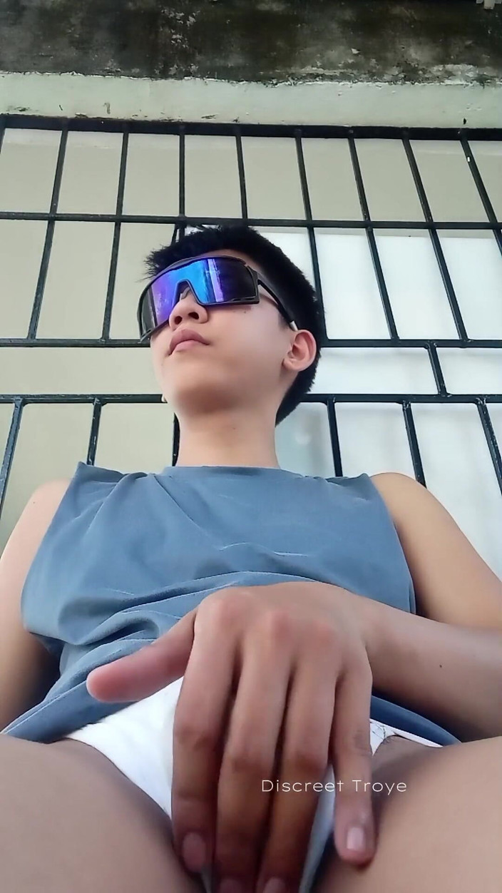 Troye_AsianPinoy: Pinoy fickt sein enges Spielzeug vor der Garage | Daks Jakol...
