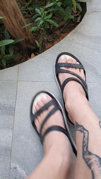 Kaki manis dalam selipar di jalanan