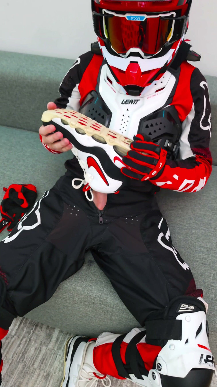 Sneakersmax98: Motocross takım elbisesi giyerken nike spor ayakkabıları sikiyor