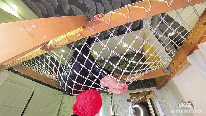 Mistress Legs: Hängegöttin verehren teil 2 - Sklavenzunge gleitet sanft auf meine entpackte muschi...