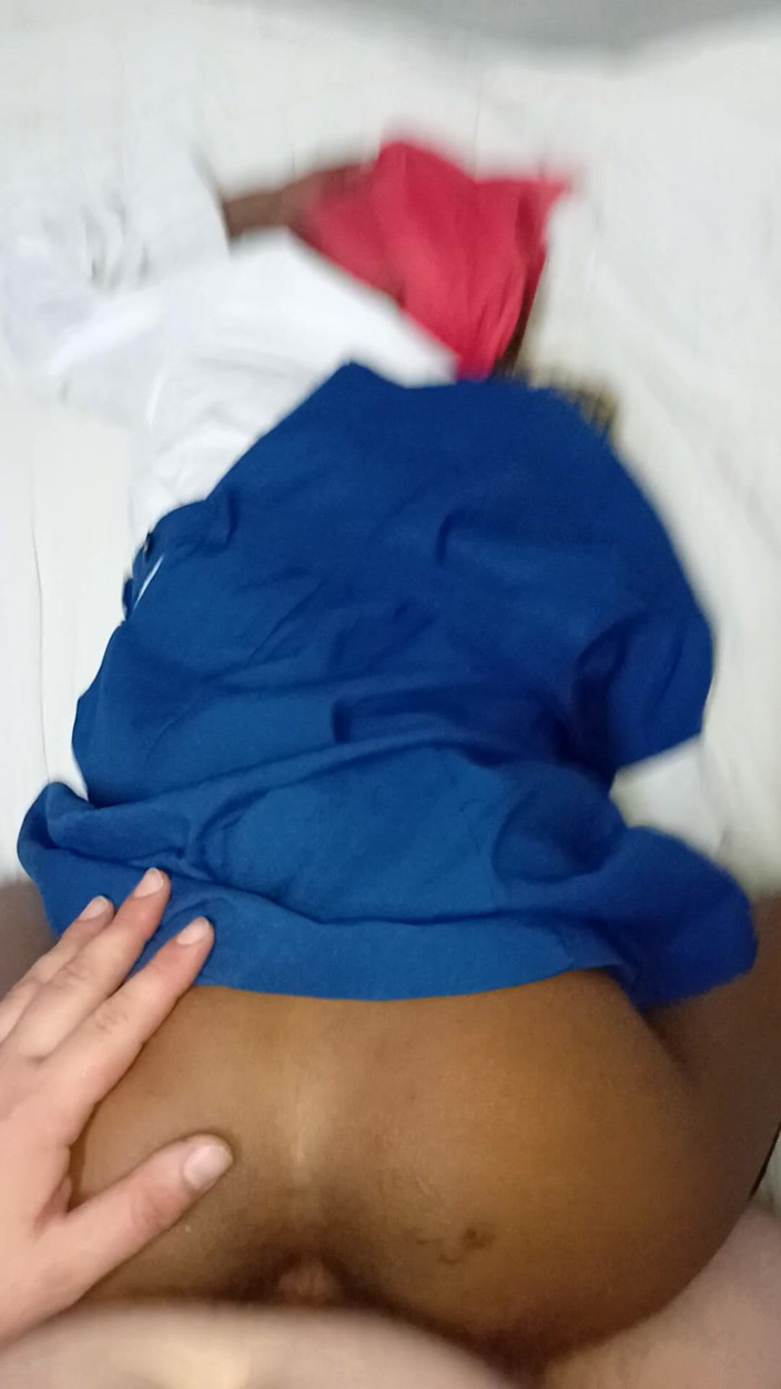 hothouse18xxx: 18 Yaşındaki Seksi Öğrenci Üniformalı Üvey Babası Tarafından Sikiliyor