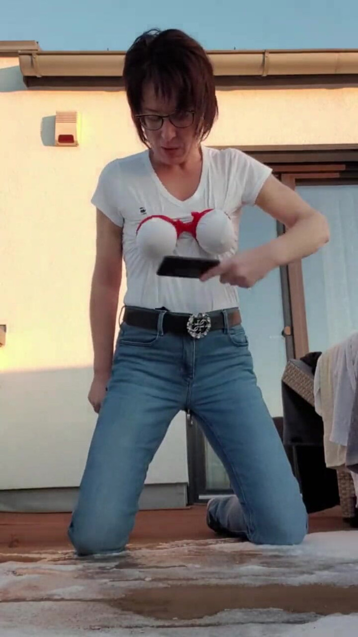 JulieEroticDress: Chorro en jeans en el balcón