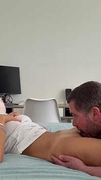 继女被继父叫醒并被狠操，直到精液射在她的肚子上