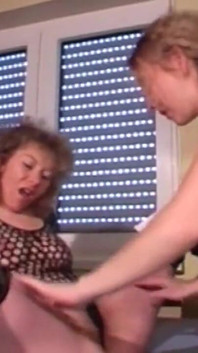 Quattro milf arrapate fanno sesso lesbico vecchio stile, che è molto caldo e eccitante per gli occhi
